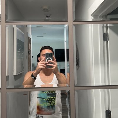 joseph94m's profile picture. 🇨🇦🇷🇴 🏒🐧✈️
