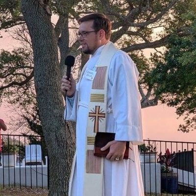 DanielEplee's profile picture. Student of Jesus
Husband
Father
Pastor