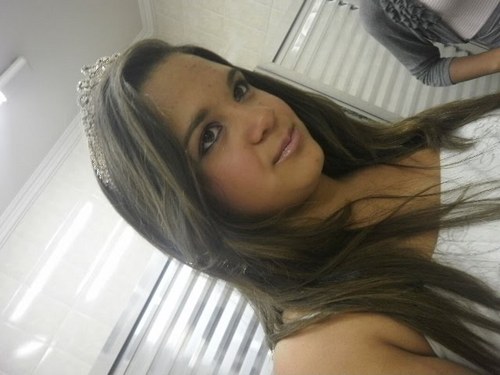 Elα que vive com α cαbeçα nα luα, com músicα no ouvido e corαção nα bocα.