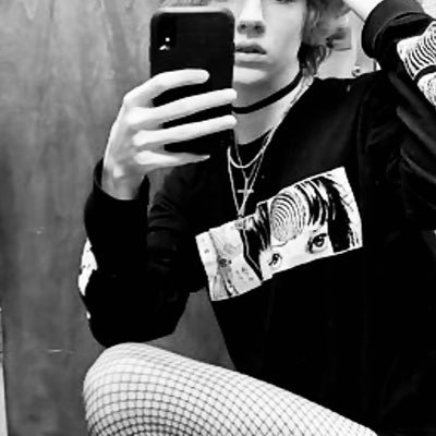 gay explorando la sensualidad de la lencería femenina. Amante de la moda, el deseo y la autenticidad. 💋 #LenceríaParaÉl