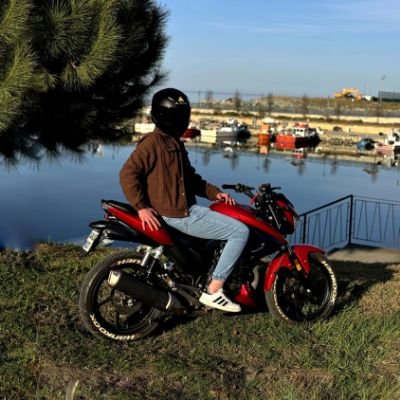 Emre_Brnn's profile picture. Aydınlık terk etti bak, karanlıkla var kan bağım...