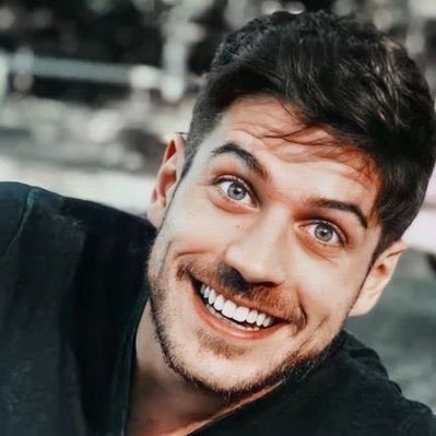 Um pisciano comentando Reality Show nas horas vagas e fã da @JessieJ (Fan Account)