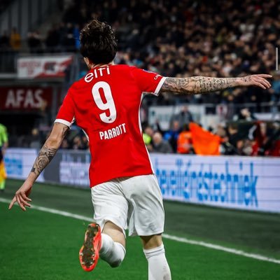 AZ Alkmaar als religie, voetbal als obsessie. Kijkt mee, lacht cynisch, tweet ongefilterd. Wijkt soms af naar dagelijks nieuws en andere randzaken
