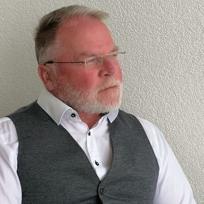 Jurist, Kommunikations- und Verhaltensspezialist, Königsmacher. Libertär bis konservativ freiheitlich.