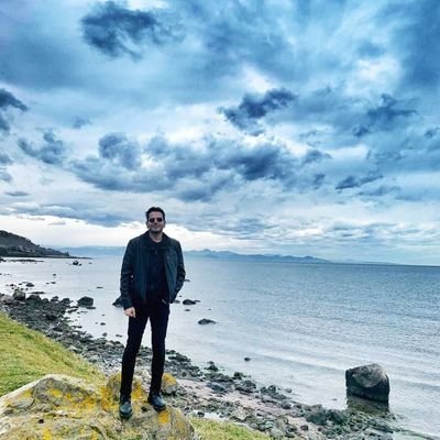 Kadiköy , BJK, RocknRoLL, ChopperP1lot , Drummer, Birakolik, Agnostik,Memekolog, Emperyalist, Kapitalist. Ya bununla dalga geçilir miii dediğiniz adam 🖤🤍🤘