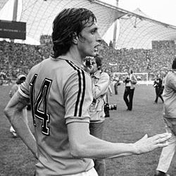 Trying to analyse football like Cruyff, rotting in Pajamas.
