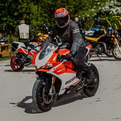 Proud dad and husband, trackday addict, guitar player, watcher and enjoyer of all things motorcycle sport!
