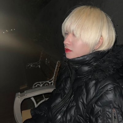 喫煙所を四隅に置いて非喫煙者をほとんど喫煙者に追い込みます hiphop大好きすぎて手がmicrophoneの形をしてます