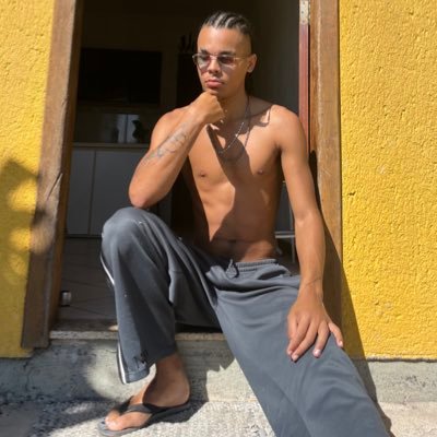 21y safado! Vou trazer a minha visão do mundo sensual e fetichista e tentar proporcionar o máximo de prazer 🔥🔥