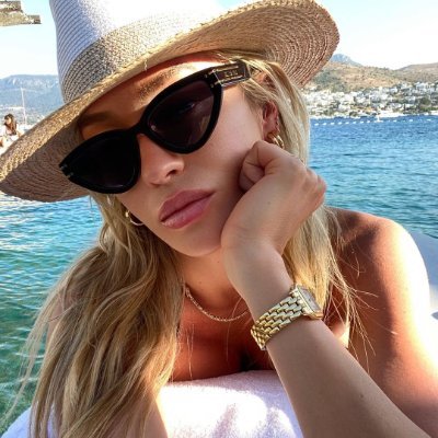 Corinna1121's profile picture. Time takes away my youth, but it cannot take away my elegance and confidence.💛