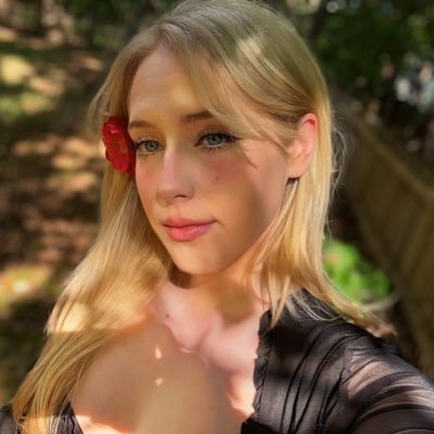 ✧Twitch partner & content creator
✧Challenger peak Seraphine 🎶✨
✧League of Legends + variety streams daily
⭐️contact: luxx@nani.gg