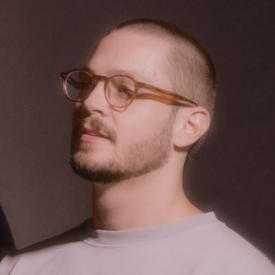 (ou julinho da @purplesbanda) peregrino falho, seguidor de Cristo - marido da Thaís, pai do Cristiano, comunicólogo (ESPM/SP, IULM/milano), músico e compositor.