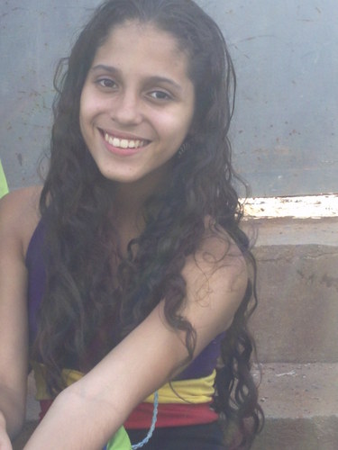 Sou uma menina dedicada aos meus estudos
Amo meu Deus,minha família e meus amigos
Lutando pra viver,pra aprender o que tem na vidaa