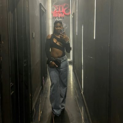FARIonimakeup's profile picture. makeup artist, cat mom, dog mom.
