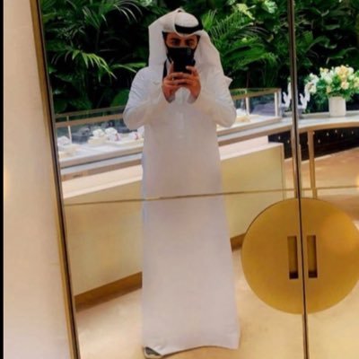 هُناك لحظاتٌ تكونُ فيها الروحُ جاثيةً على رُكبتيها مهما كانَ وضعُ الجسدْ .. إذا مِتُّ إدفنوني واقفاً .. أمضيتُ حياتي كُلّها راكِعاً على رُكبتيّ ..🇦🇪