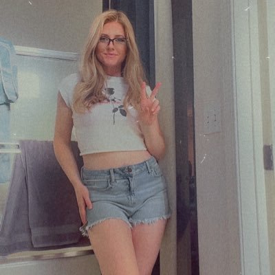 Hi, I’m Godlizzah // 33 • people enjoyer • gamer • slight addiction to @PlayApex 🥰