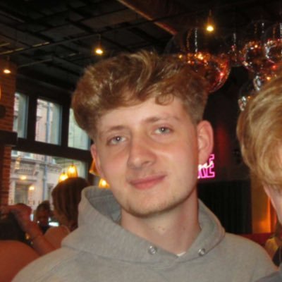 dav1sonn's profile picture. 22🪐