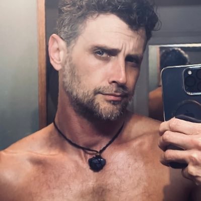 Mr Beija — mineiro safado de alma entregue. Beijo quente, bunda gostosa, prazer profundo. Me usa com arte, me sente com tesão.