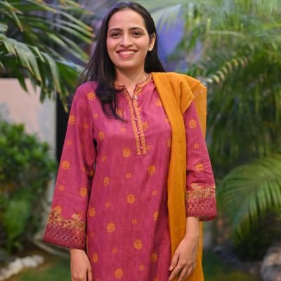 UmaimaAhmed9's profile picture. live. love. laugh 🎵🎼🎧

Copywriter | Lover of all things creative | Always chasing the perfect tagline | Let's tell your brand's story together.