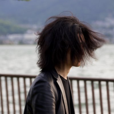 @tampen_garoのギターボーカル。 短編画廊の言葉役です。(作詞してます。)短編画廊、良いよほんとに。あのフロントマンに憧れRickenbacker 330にて歌っている。