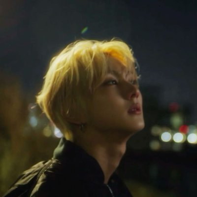 mamonnom_'s profile picture. reading acc