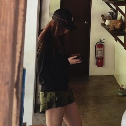 bloom - blink - swiftie / a public servant / secretly married to a bini member