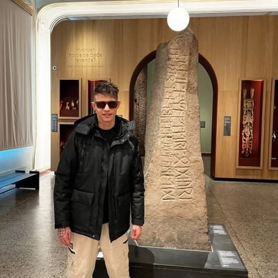 | Pagão Nórdico
| Escritor & Poeta
| Historiador
| Marketing
| Economista
| Goði, Skáld
| Runólogo
| 15 anos de Jiu-jitsu
❤️💀