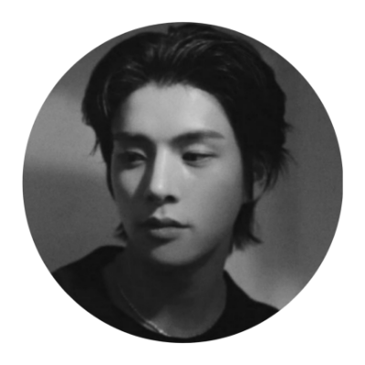 〔 𝐔𝐍𝐑𝐄𝐀𝐋┊2002 〕 A boy with manly facial and land talented samoyed known for his multifaceted skills. Jake (제이크) is the name.