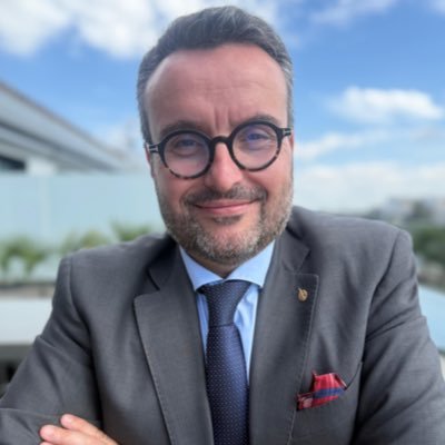 Padre. Dr. CC. Sociales y Jurídicas. Dir. Téc. Innovación Educativa Universidad de Sevilla. El primer beso se da con la mirada. Sevilla tiene un color especial