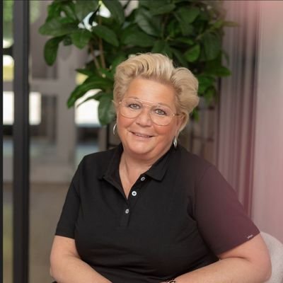 Commissielid PVV Den Bosch
Tegen de stroom ingaan is de enige manier om bij de bron te komen.
X op eigen titel