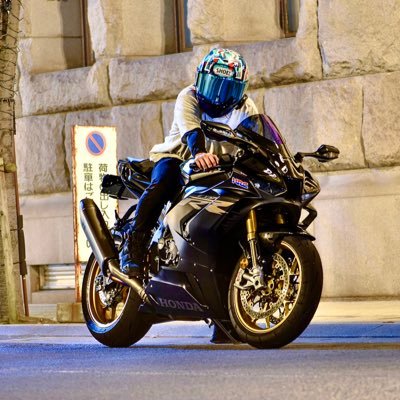 jin1000RRR's profile picture. 愛車🏍ZX-25R →新型隼→CBR1000RR-R SP🚗TOYOTA RAV4奈良→滋賀→兵庫                                 人生相談屋さん兼お金の相談屋さんしてます