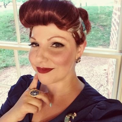 40-something actress, artist, and gamer. Performer of Shakespeare, reader of books. Your uncool aunt that reminds you she had an Atari