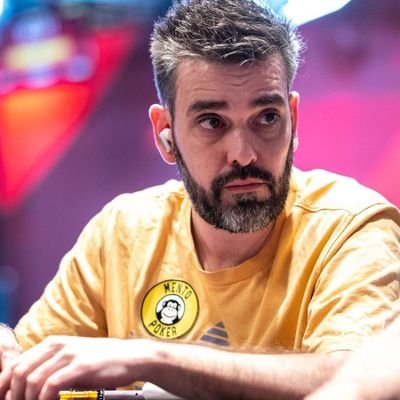 Jugando a las cartas.
Coach de mtts en mentopoker.