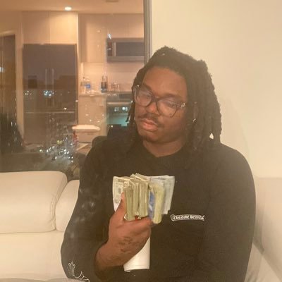whoisplutoo's profile picture. 🕷️