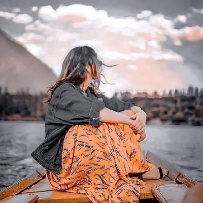 FarwahShamshir's profile picture. SiLeNt hUmAn
🇵🇰