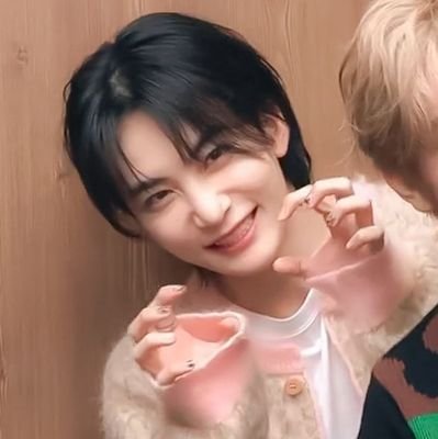 straviyrricakez's profile picture. books and kpop