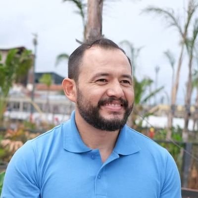 Boliguapachi 🇧🇴🇵🇾🇨🇱
Nacido en Bolivia 🇧🇴 radicado en Paraguay 🇵🇾 misionero en Chile 🇨🇱
Y ahora fan de El Salvador 🇸🇻