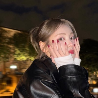 artmsigma's profile picture. lesbians love loona