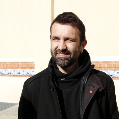 “Juntem-nos” que deien Papasseit i Ovidi. Sempre l'ampolla mig plena. Biòleg de formació amb sabates de seguretat. Militant d'idees diverses.