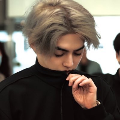 17wwrideul's profile picture. you mended my heart and its thirteen parts 🩹