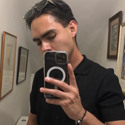 Más guapo que pimpón.