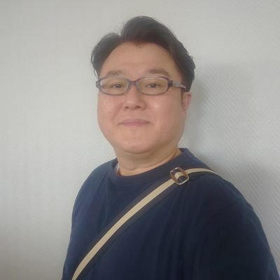 山口県下関市出身。国立音楽大学音楽学部器楽科首席卒業(矢田部賞受賞)。東京音楽大学修了。
指揮者・指導者。
春日部共栄高校吹奏楽部音楽監督を拝命中。