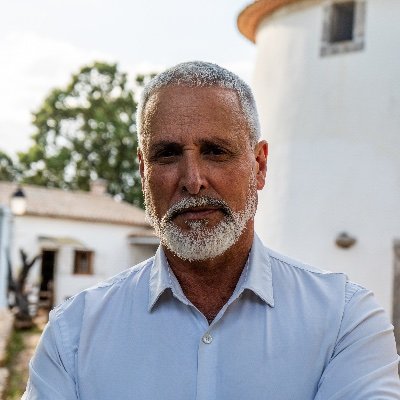 Tracei um caminho desafiante de me candidatar á Presidência da Republica.
Sem estar ligado a qualquer partido político.
Sem medos, um passo em frente