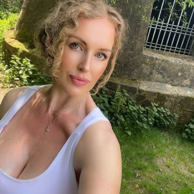 Beauty lover, Health & fitness enthusiast, Music mad blonde, traveller, lover of photography & the world. 🌍English/Irish/Scandinavian 💕Love is the answer 💞
