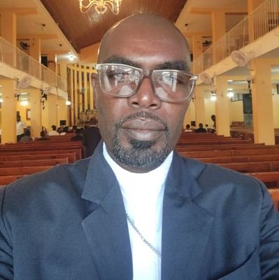 Je suis Son Éminence Monseigneur Etzer Valmy Natoux, Archevêque Nonce Apostolique Haïtien de l'Église Vétéro-Catholique d'Italie.
