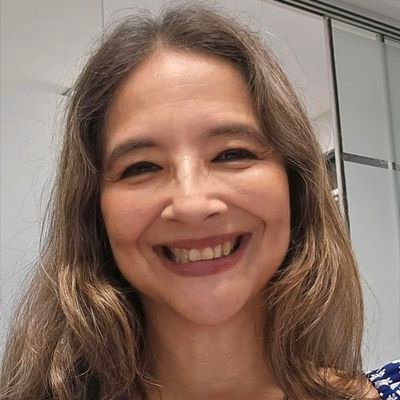 Abogada, Liberal, involucrada en cambiar la política para que sea la voz de la ciudadanía orientada a cerrar brechas y donde todos seamos iguales ante la ley
