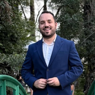 Perdido no personagem. Ex participante de férias com o Ex e futuro participante da Fazenda.