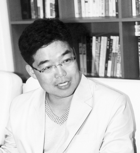 ‘반(半/反)제도’의 불안정한 정체성 속에서 고투(苦鬪)하는 자. 한국 문학의 현장에서 비평의 칼날을 벼리며, 우리 시대의 속살을 헤집으려는 참견꾼. 서평꾼. 문학평론가.