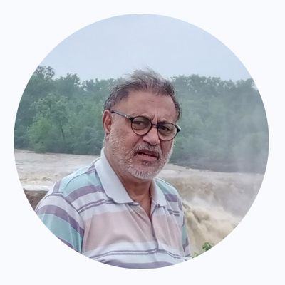 बरसात का बादल तो दीवाना है क्या जाने...
किस राह से बचना है... किस छत को भिगोना है...
