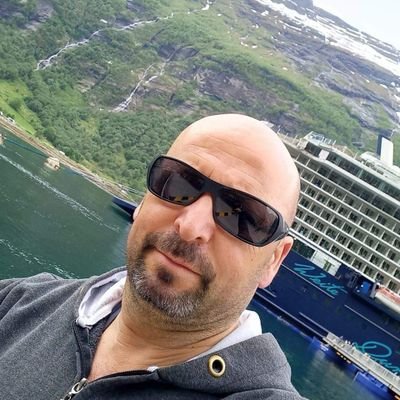 Delikanlım
İyi bak yıldızlara.,
Onları belki bir daha göremezsin.
Belki bir daha yıldızların ışığında
Kollarını ufuklar gibi açıp gezemezsin
Delikanlım!
